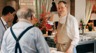 Küchenchef des Restaurant Haerlin in Hamburg vor stimmungsvoller Kulisse im 3-Sterne-Restaurant