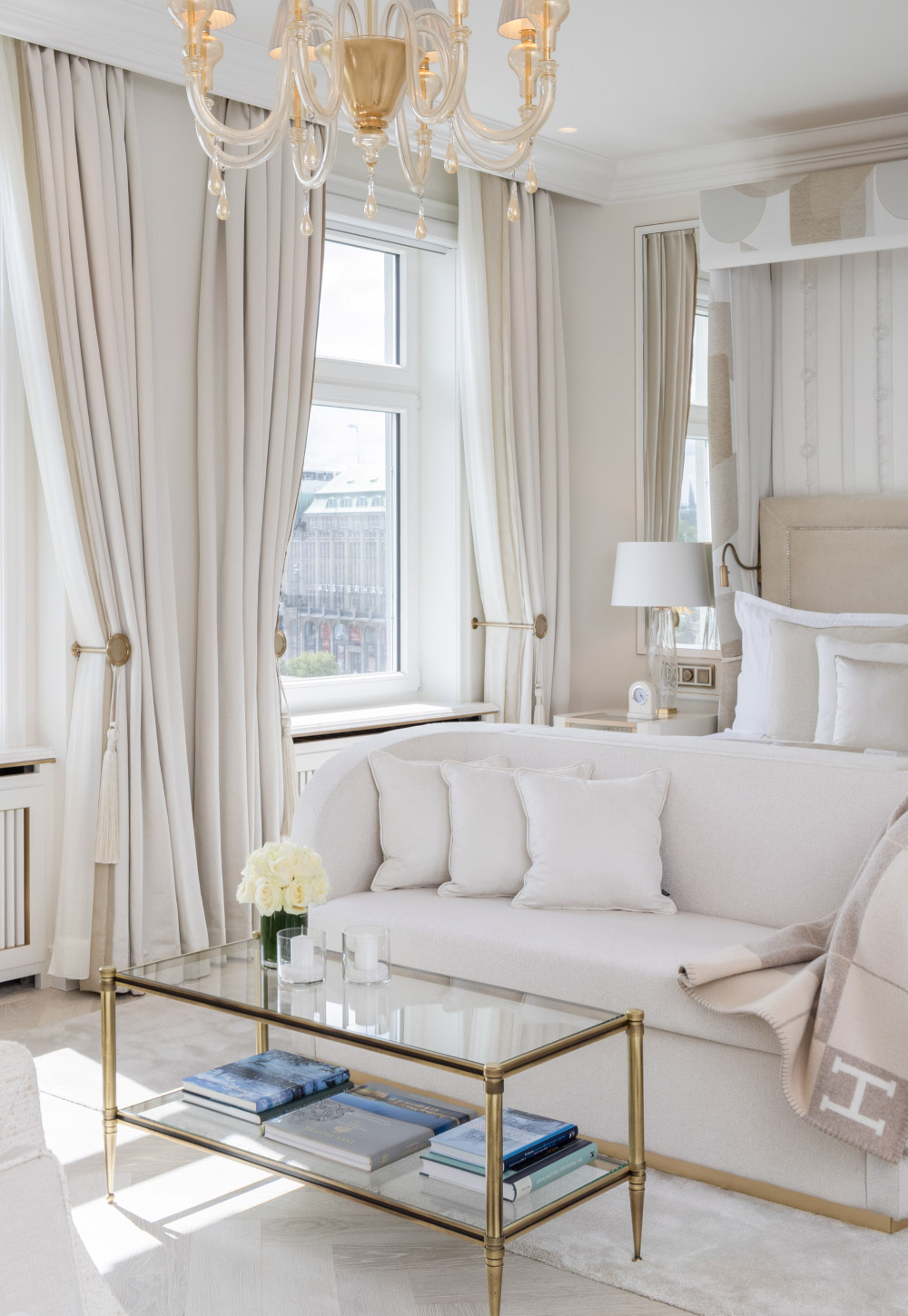 Luxuriöuse Betten in ader Präsidenten Suite im Hotel Vier Jahreszeiten